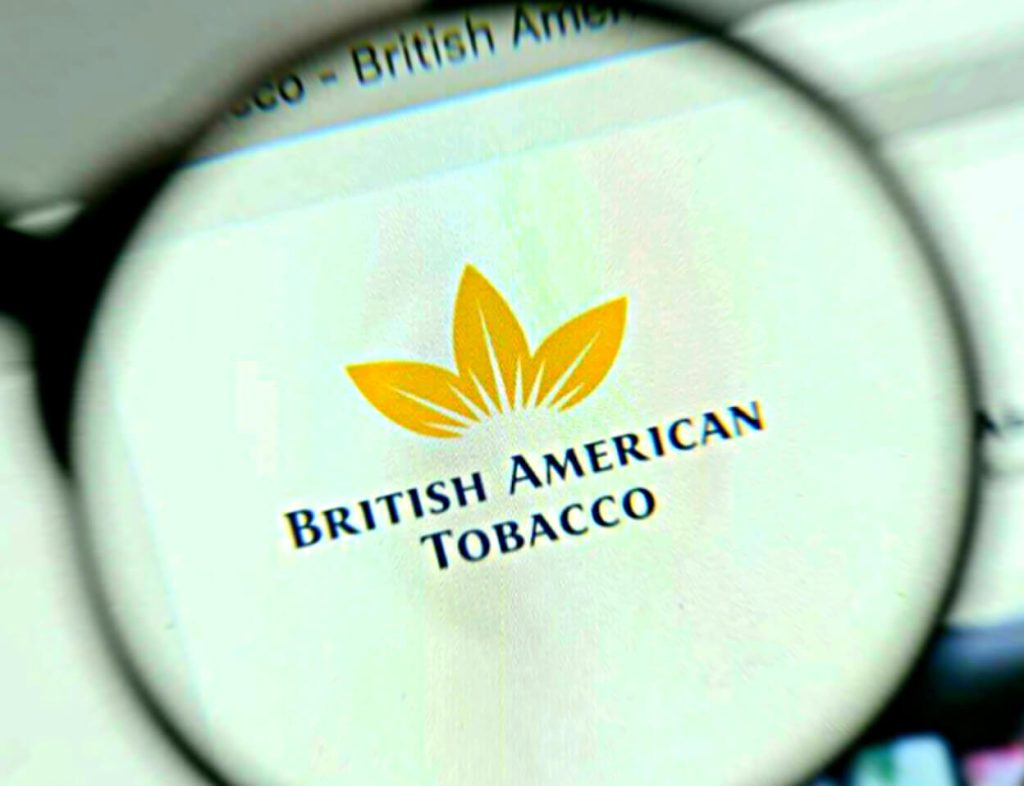 Великолепие рекламного щита British American Tobacco на оживленной Таймс-сквер